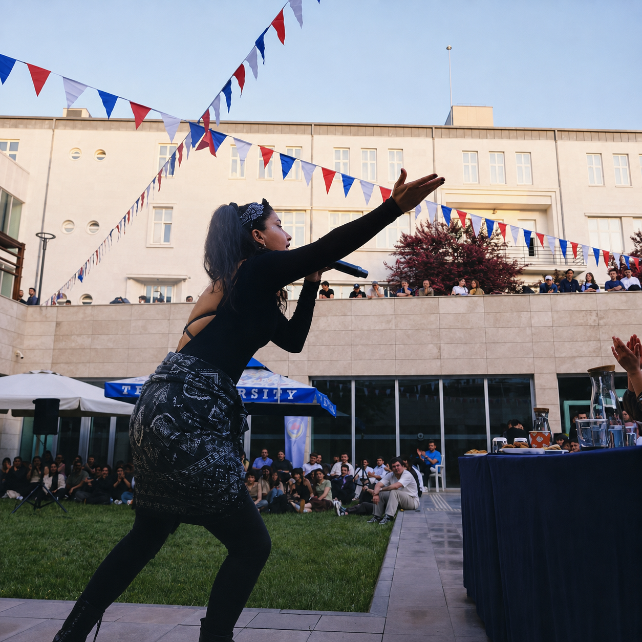 Beste Kırmacı TEDU VOICE sahnesinde performans sergilerken