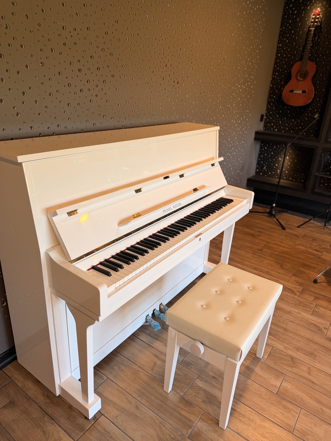 Beethoven Dersliği beyaz akustik piyanosu